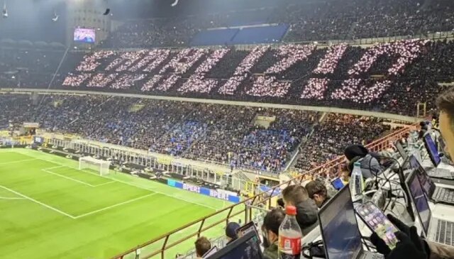 Dünya futbol tarihinde bir ilk: Telefon ışıklarıyla koreografi yaptılar