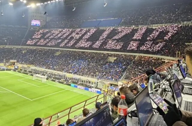 Dünya futbol tarihinde bir ilk: Telefon ışıklarıyla koreografi yaptılar