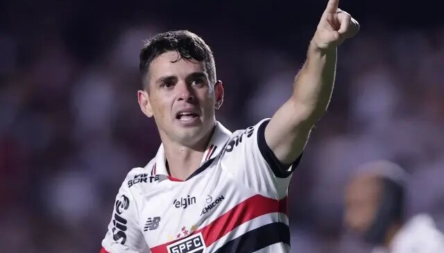 Dünyaca ünlü futbolcu Oscar antrenmanda fenalaşarak hastaneye kaldırıldı