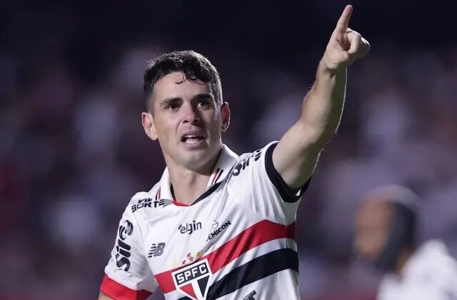 Dünyaca ünlü futbolcu Oscar antrenmanda fenalaşarak hastaneye kaldırıldı