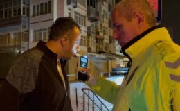 Ehliyetsiz sürücünün otomobilini almaya gelen şahısta ehliyetsiz çıktı