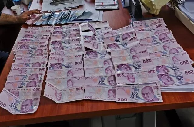 Ekipler dilencinin üzerinden çıkan parayı saya saya bitiremedi