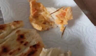 Ekmeğin içerisinden odun parçaları çıktı