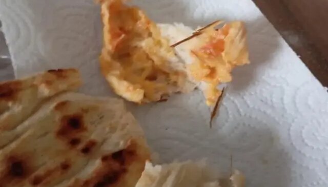 Ekmeğin içerisinden odun parçaları çıktı