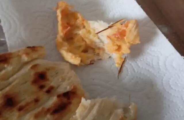 Ekmeğin içerisinden odun parçaları çıktı