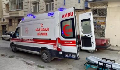 Genç kadın, çocuklarının gözü önünde boğazını kesti