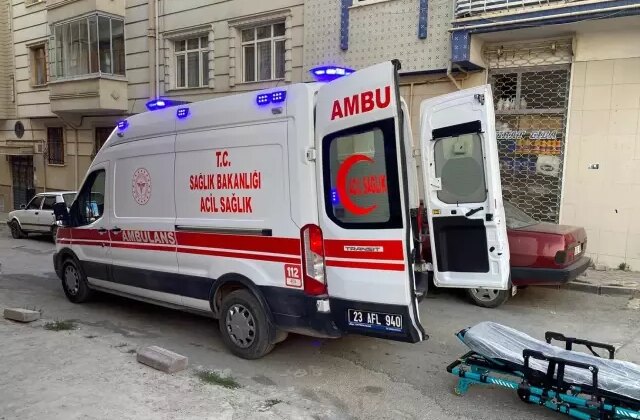 Genç kadın, çocuklarının gözü önünde boğazını kesti