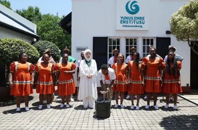 Emine Erdoğan Güney Afrika’da Yunus Emre Enstitüsünü ziyaret etti