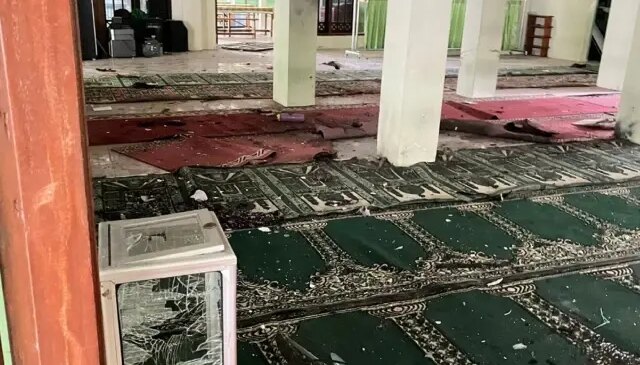 Endonezya’da camide cuma namazı sırasında patlama: 54 yaralı