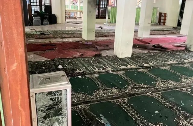 Endonezya’da camide cuma namazı sırasında patlama: 54 yaralı