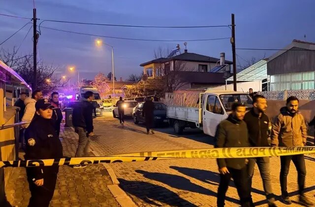 Erzincan’da baba ile oğlu evlerinde ölü bulundu