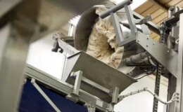 Eşarbı hamur yoğurma makinesine takılan kadın boğularak öldü