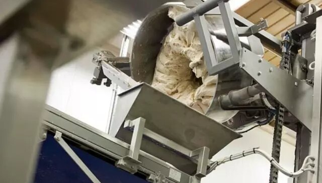 Eşarbı hamur yoğurma makinesine takılan kadın boğularak öldü