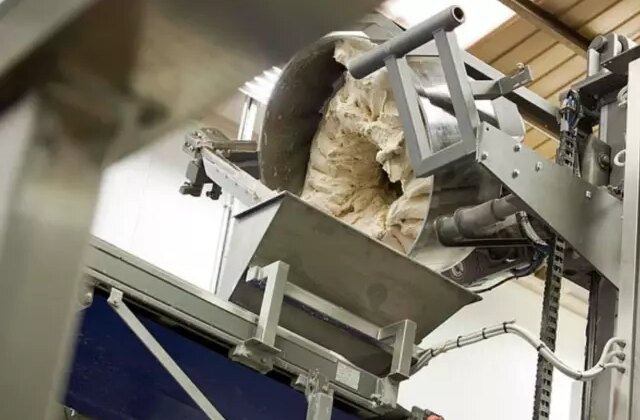 Eşarbı hamur yoğurma makinesine takılan kadın boğularak öldü