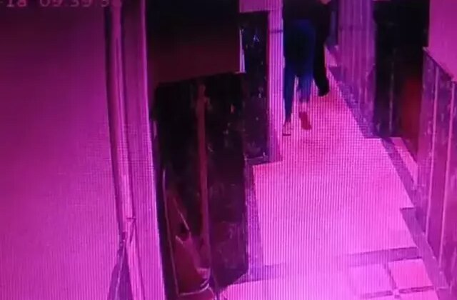 Eşini bıçakla öldürüp intihar etti; son anları kamerada