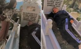 Eşinin mezarında toprağın üstüne yatarak hüngür hüngür ağladı