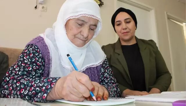 Eşinin sözünden etkilendi! Emine Teyze 88 yaşında okuma-yazma öğrendi