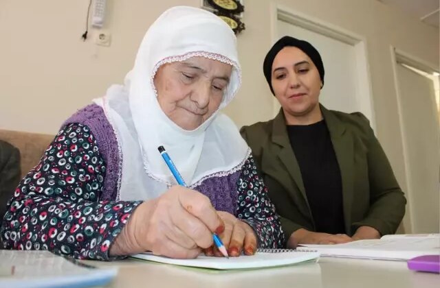 Eşinin sözünden etkilendi! Emine Teyze 88 yaşında okuma-yazma öğrendi