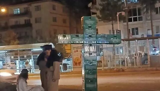 Bira kasalarıyla haç işareti yapan 3 kişiye gözaltı