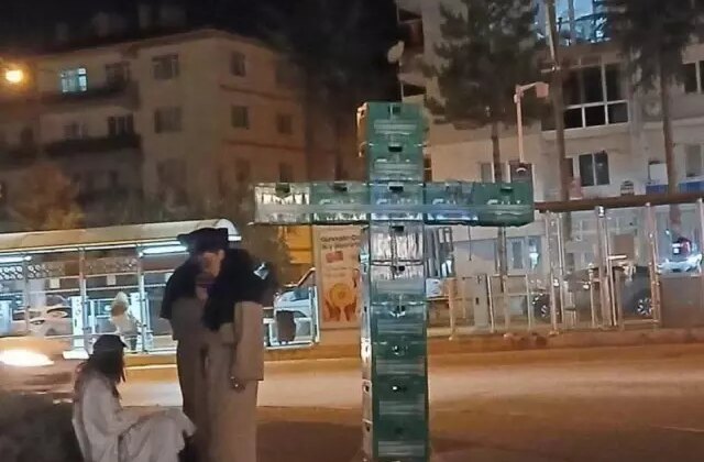 Bira kasalarıyla haç işareti yapan 3 kişiye gözaltı