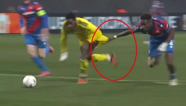 Fenerbahçe 90+5’te penaltı bekledi! Pozisyonu inceleyen hakemden ‘devam’ kararı