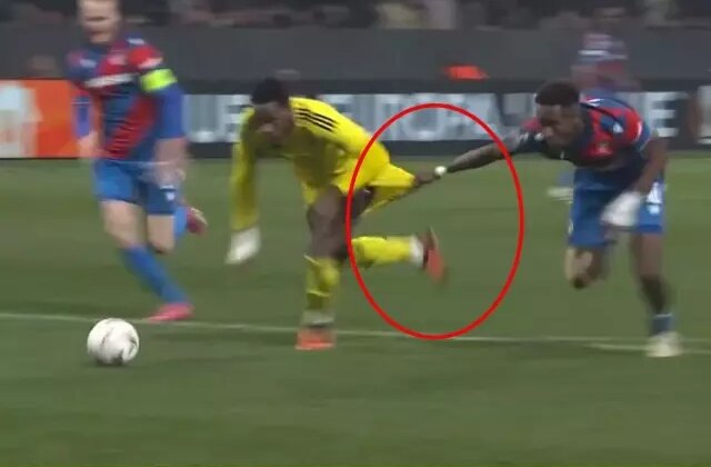 Fenerbahçe 90+5’te penaltı bekledi! Pozisyonu inceleyen hakemden ‘devam’ kararı