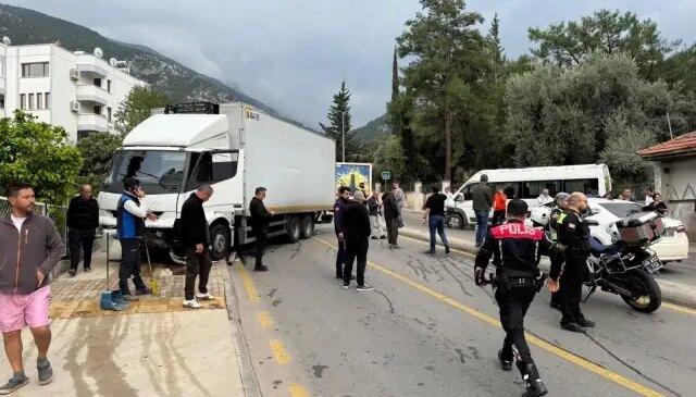Fethiye’de freni patlayan kamyon öğrenci servisine çarptı: 22 yaralı