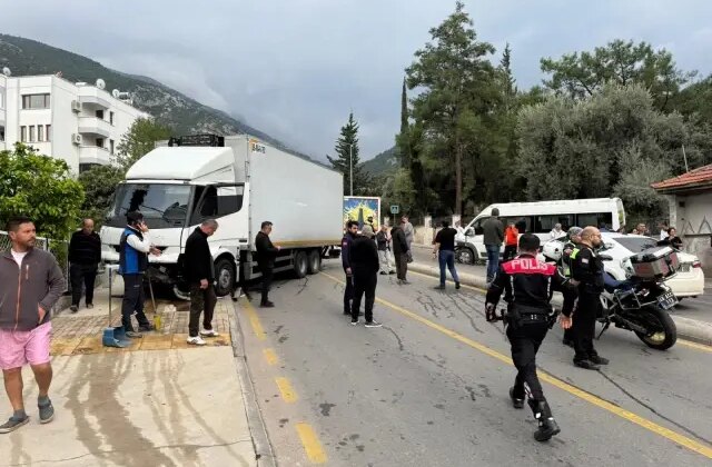 Fethiye’de freni patlayan kamyon öğrenci servisine çarptı: 22 yaralı