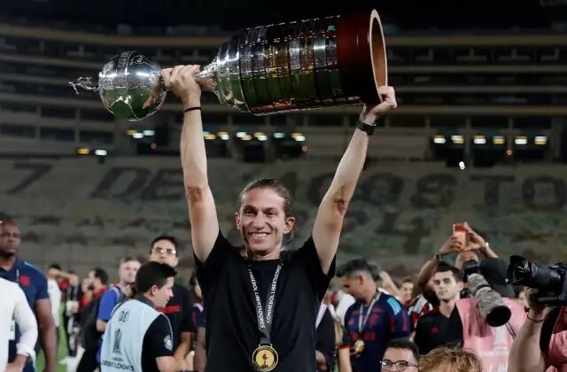 Filipe Luis, 1.5 yıl önce başladığı teknik direktörlük kariyerinde 5. kupasını kazandı
