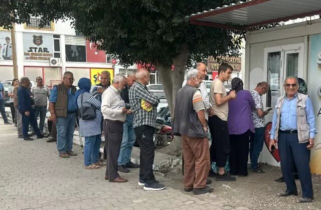 Yarı fiyatına satılıyor! Rakamı duyan koştu, metrelerce kuyruk oluştu