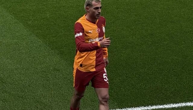 Galatasaray taraftarından Barış Alper Yılmaz’a hem destek hem protesto