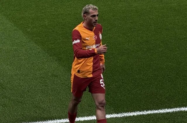 Galatasaray taraftarından Barış Alper Yılmaz’a hem destek hem protesto