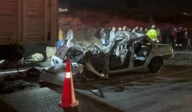 Gaziantep’te otomobil kamyona arkadan çarptı: 3 ölü