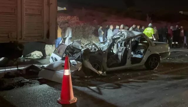 Gaziantep’te otomobil kamyona arkadan çarptı: 3 ölü