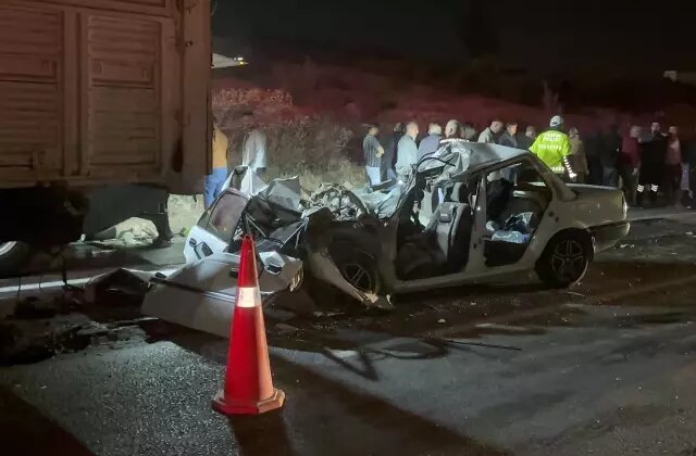 Gaziantep’te otomobil kamyona arkadan çarptı: 3 ölü