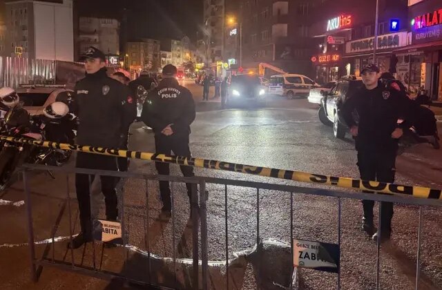 Gebze'de çöken binanın çevresindeki 16 bina boşaltıldı! Kolonlar çatladı 1 Gebze’de çöken binanın çevresindeki 16 bina boşaltıldı! Kolonlar çatladı