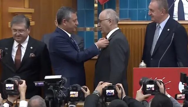 Gelecek Partisi’nden istifa eden Doğan Demir CHP’ye katıldı! Rozetini Özel taktı