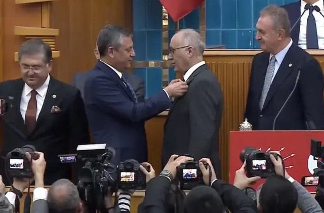 Gelecek Partisi’nden istifa eden Doğan Demir CHP’ye katıldı! Rozetini Özel taktı