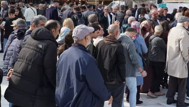 Görüntü İstanbul’dan! Bedava olduğunu duyan koşup kuyruğa girdi