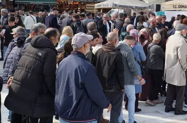 Görüntü İstanbul’dan! Bedava olduğunu duyan koşup kuyruğa girdi
