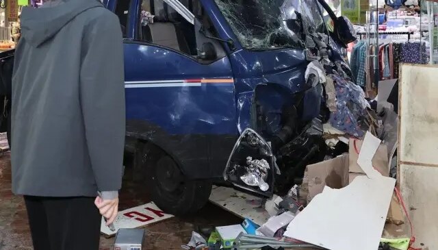 Güney Kore’de pazar yerinde dehşet, araç kalabalığın arasına daldı