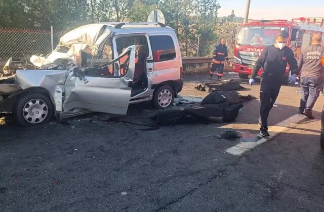 Hafif ticari araç, otoyolda kamyona çarptı; 3 ölü, 3 yaralı
