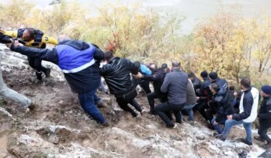 Zap Suyu’na düşen pikaptaki 2 kişi hayatını kaybetti