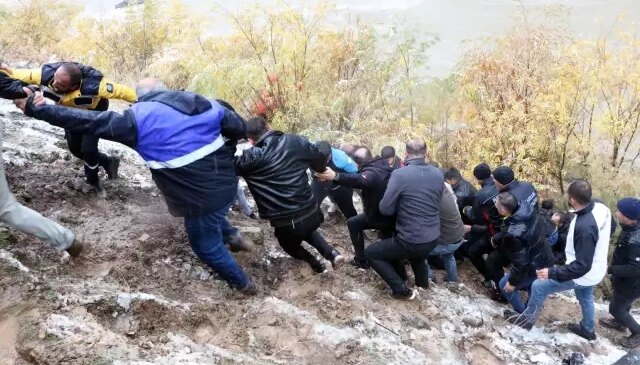 Zap Suyu’na düşen pikaptaki 2 kişi hayatını kaybetti
