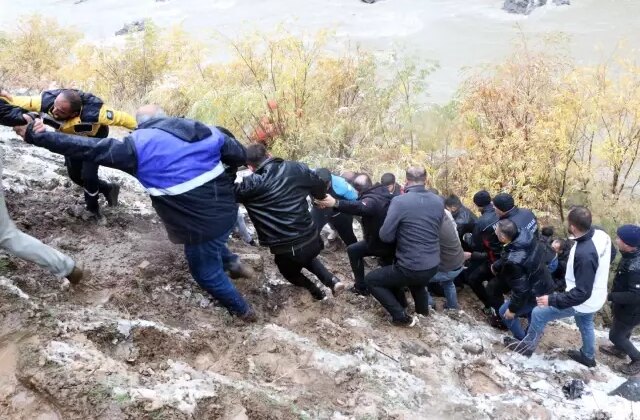 Zap Suyu’na düşen pikaptaki 2 kişi hayatını kaybetti