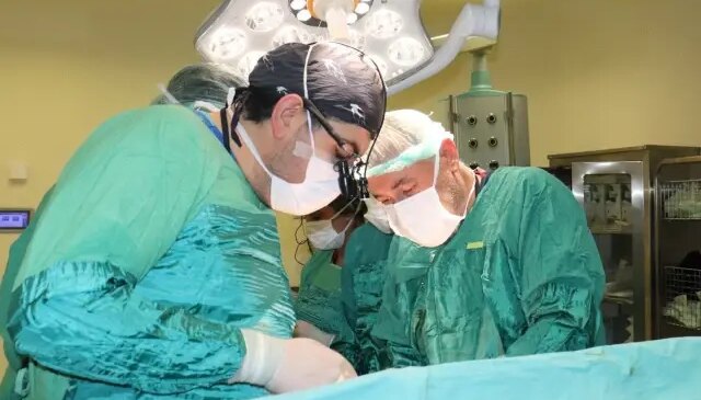 Karın ağrısıyla şikayetiyle gitti, karnından iki karpuz ağırlığında tümör çıktı