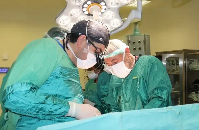 Karın ağrısıyla şikayetiyle gitti, karnından iki karpuz ağırlığında tümör çıktı