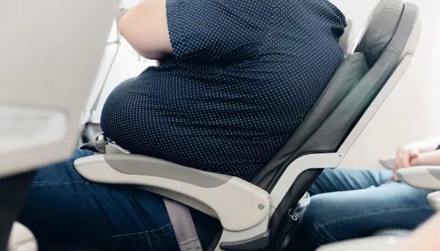 Hava yolu şirketi artık kilolu yolculardan 2 koltuk parası alacak