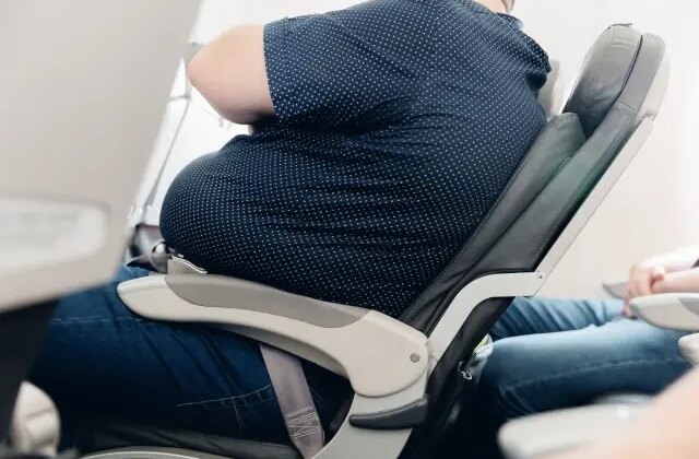 Hava yolu şirketi artık kilolu yolculardan 2 koltuk parası alacak