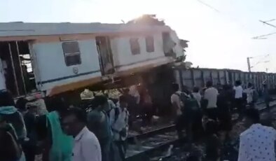 Hindistan’da katliam gibi tren kazası: 11 ölü, 20 yaralı